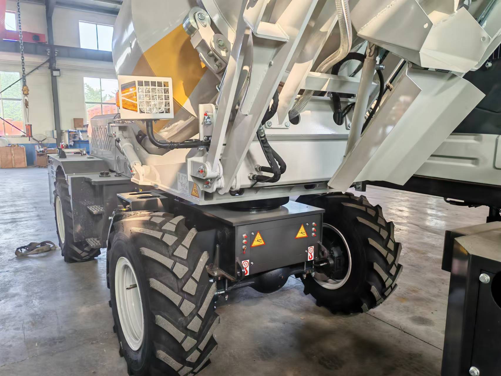 Truk Mixer Beton Self Loading  - Heavy Equipment Mixer ulasan dan harga